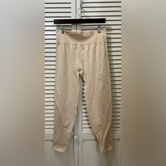 PINK Victoria's Secret SEAMLESS Classic Leggings Beach Washed color!. - Picture 3 of 9